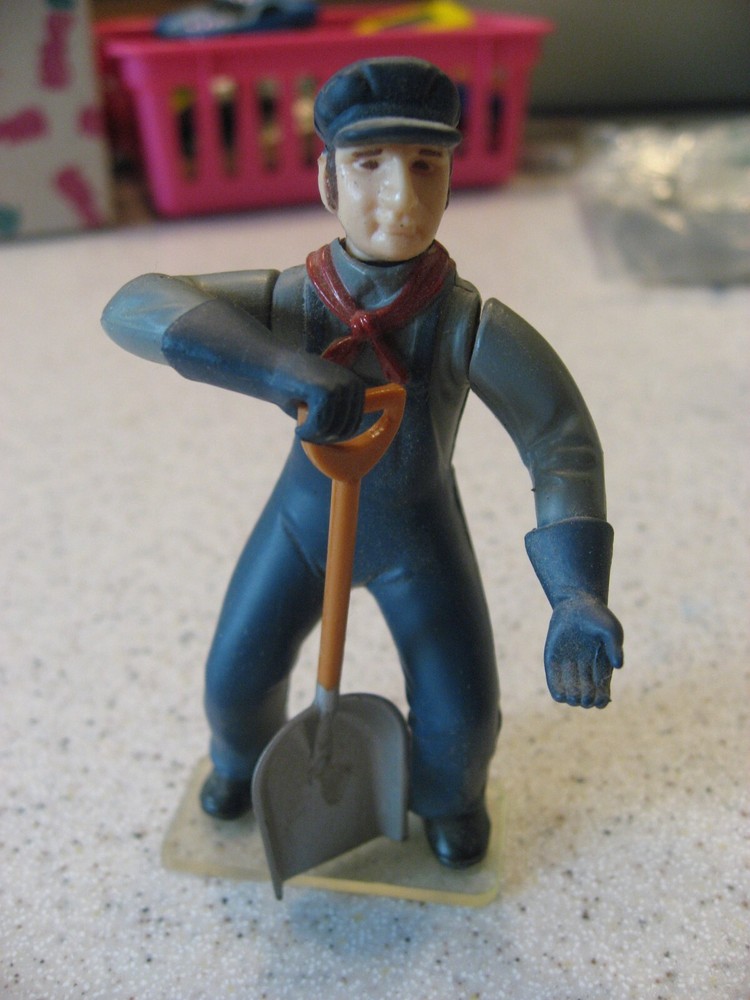 Bachmann Posable Fireman Figure with Shovel - Train Hobby 3.5"T
