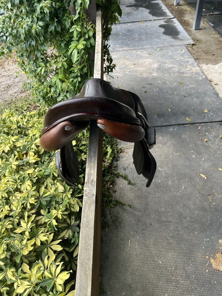 devoucoux saddle 18