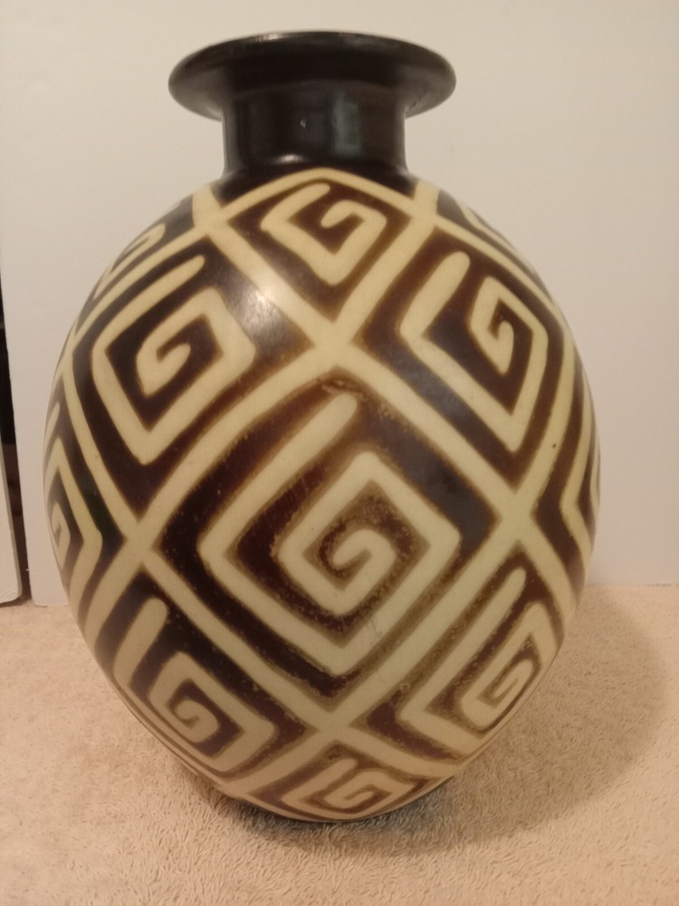 Vtg Chulucanas Peru Pottery Vase, 10" H,signed.