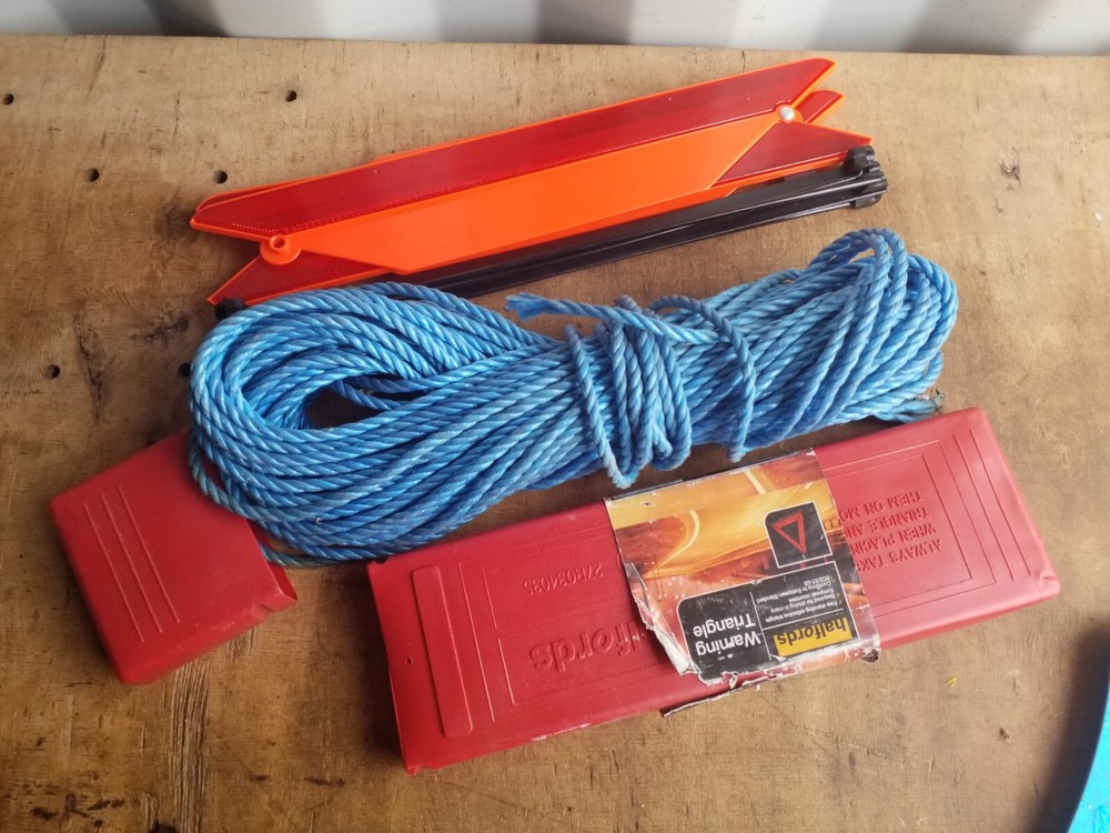 Halfords Warning Triangle Emergency Breakdown Reflective Foldable Sign Tow Rope