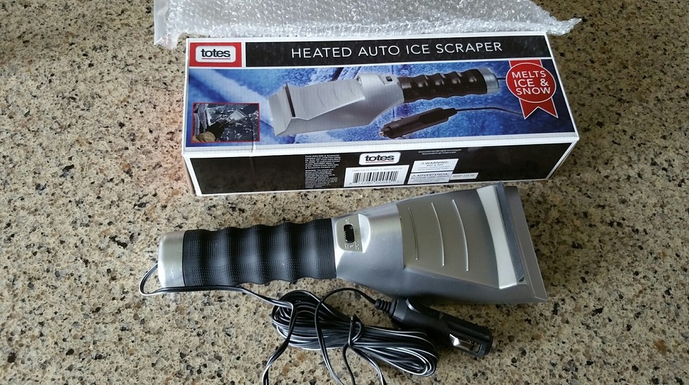 TOTES HEATED AUTO ICE SCRAPER, NEW IN BOX