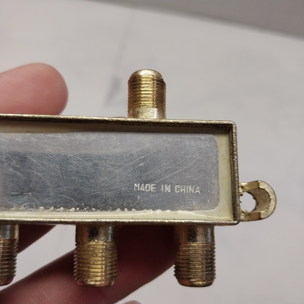 Mountable 3 way splitter 5-900MHz
