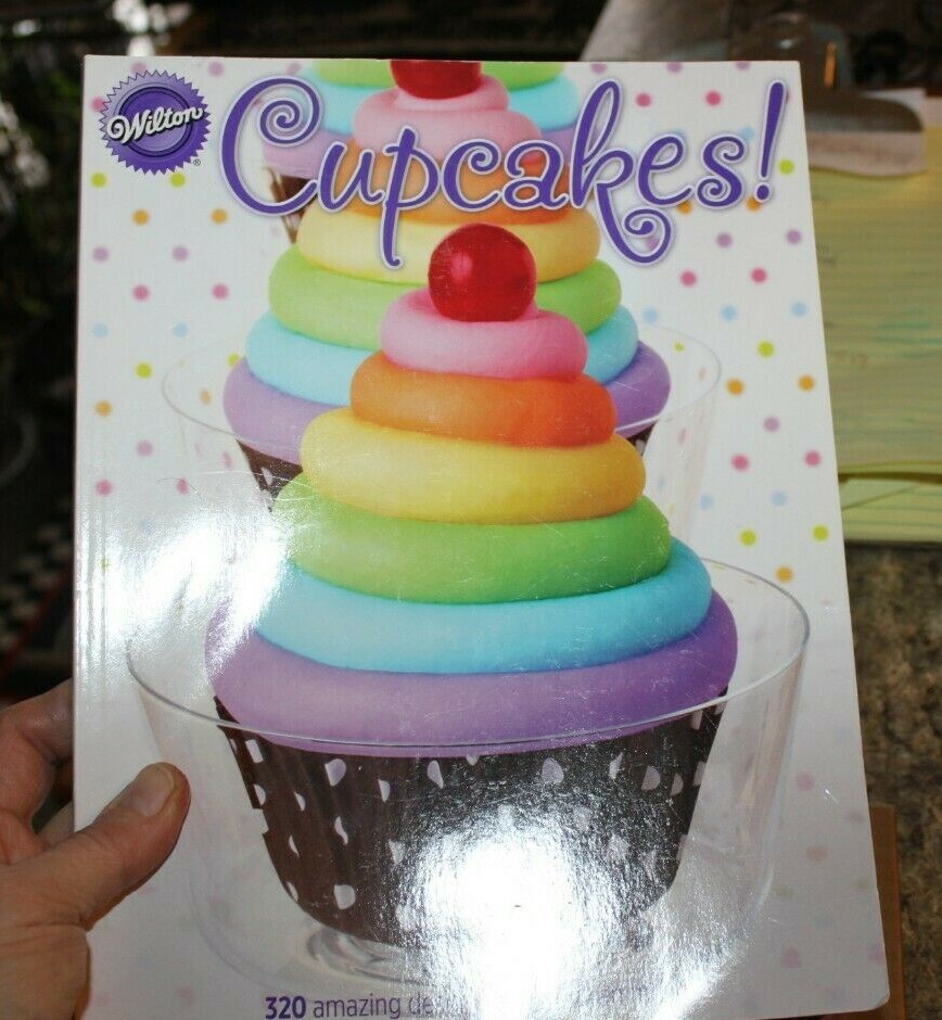 Wilton Cupcakes Book Magazine 2012 320 amazing designs
