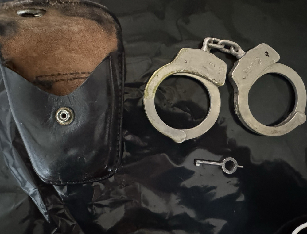 Smith & Wesson Handcuffs with Key and Leather Case