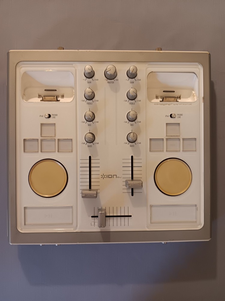 Numark IDJ Dual iPod Turntable Mixing Console