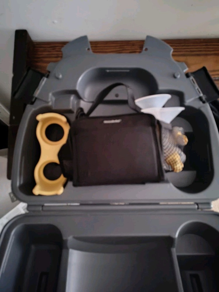 *Medela Breastpump & Case W/ EXTRAS*