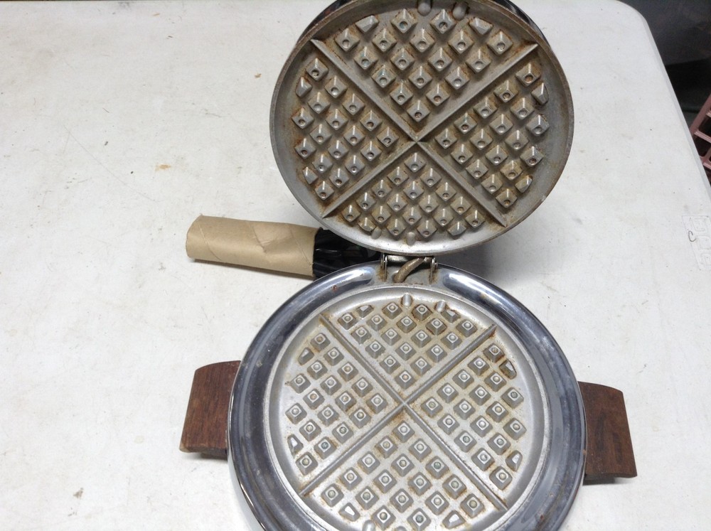 Vintage Montgomery Ward Auto Waffle Iron