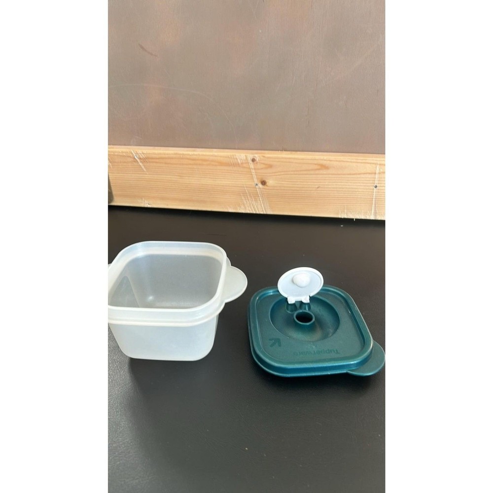Tupperware Crystal Wave 1.25 Cup Square Lunch Container Microwave Hunter Green