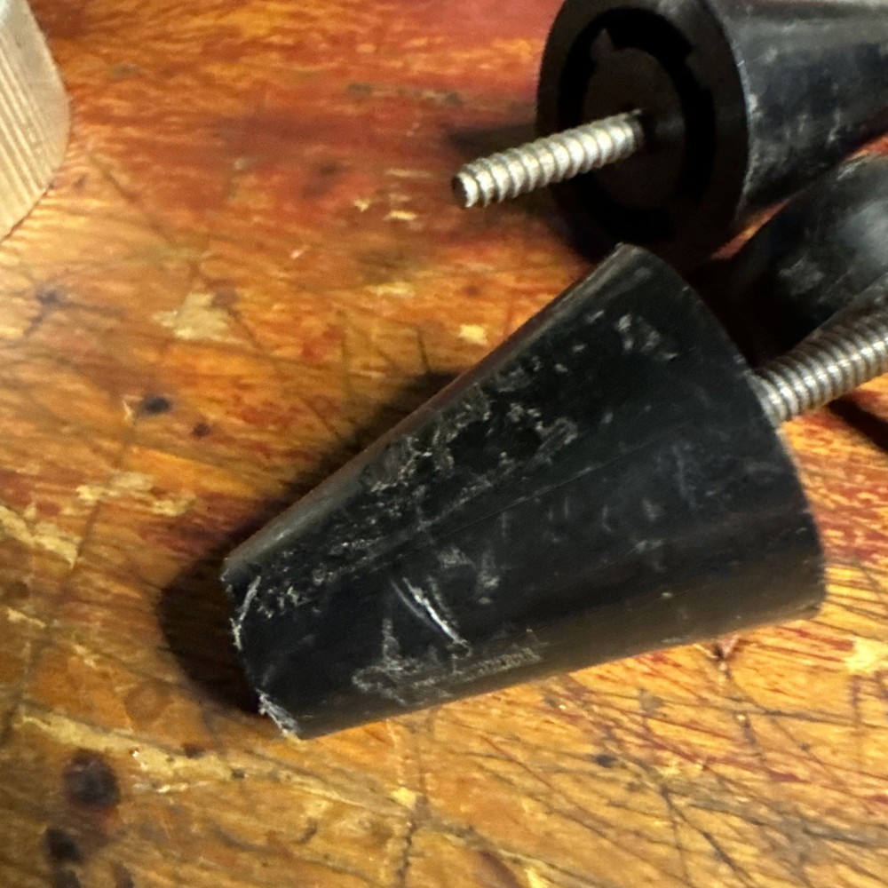 K . W . ELECTRONICS Misc Feet Lot LG/SM TRANSCEIVER KW 2000B/2000A