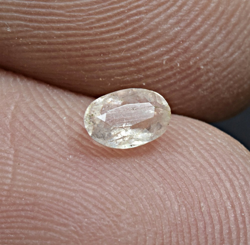 0.2 CARAT FLUORESCENT PHOSPHORESCENT SHARP TENEBRESCENT FACETED HACKMANITE