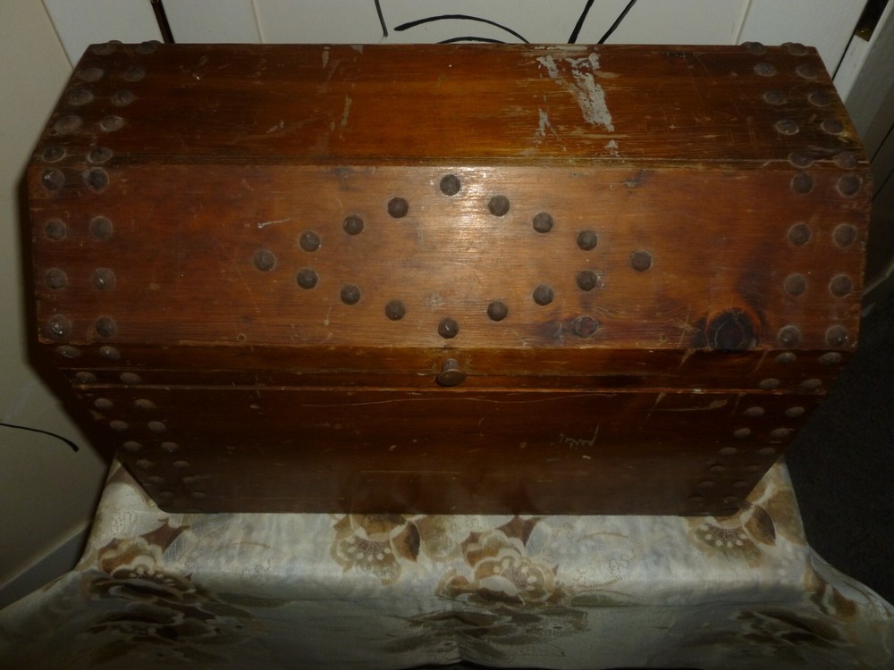 VTG ANTIQUE PRIMITIVE RUSTIC PINE WOOD VAULTED CRAFT STORAGE CHEST / TOOL BOX