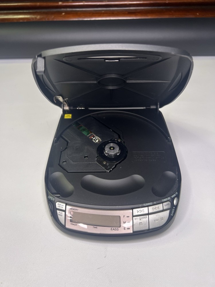 Aiwa FM-AM COMPACT DISC PLAYER XP-R800