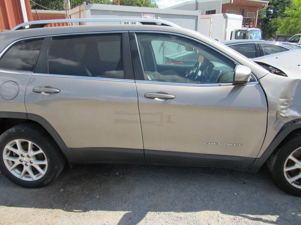 CHEROKEE 2016 Glove Box 1075980