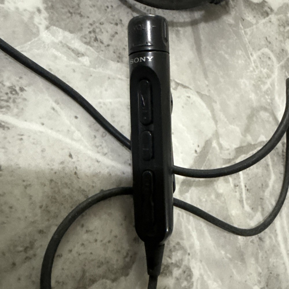 Sony Walkman CD D-NE715 - Atrac3plus. Fully working controller included