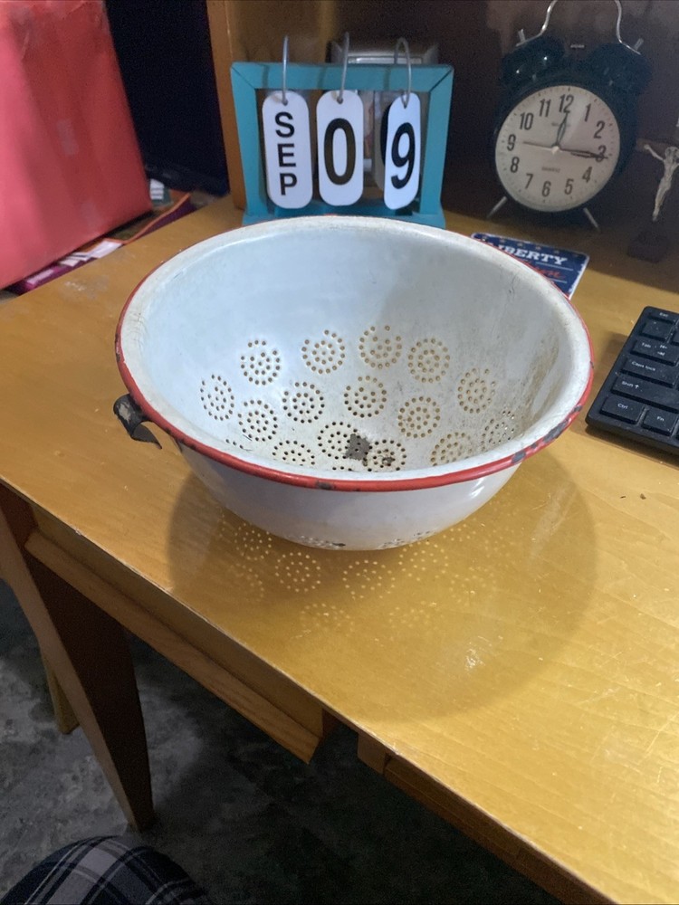 vintage food strainer/enamel/ (1 damaged hook) 2quart