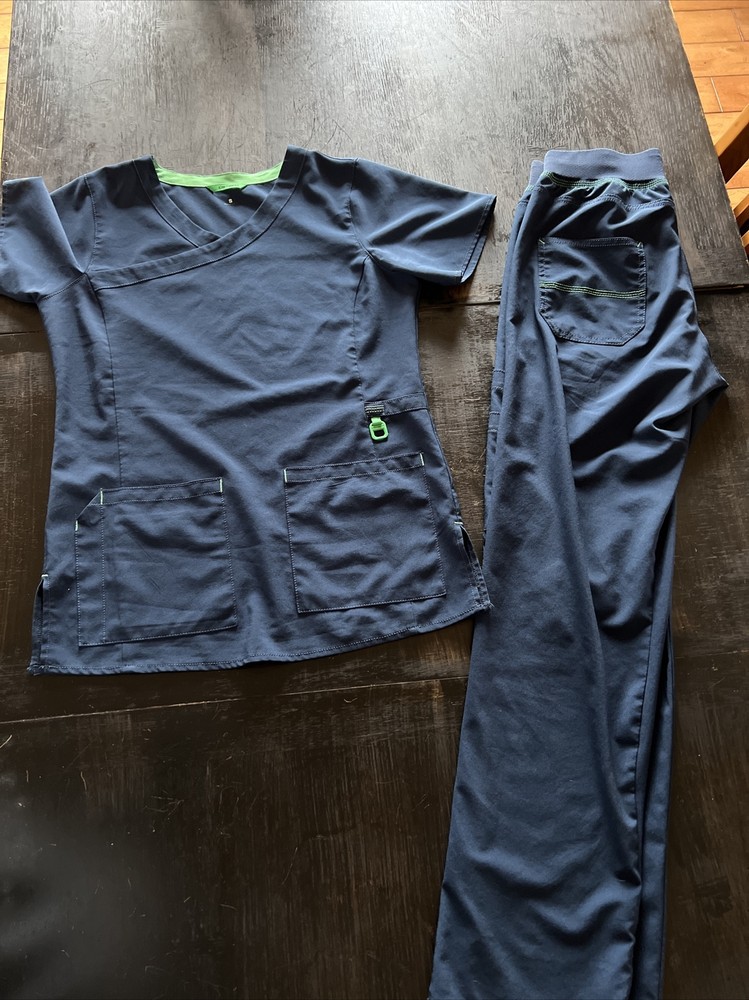 Carhartt scrub sets women small