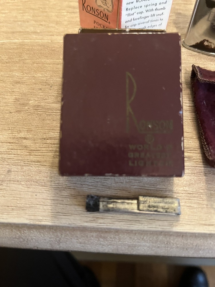 VINTAGE RONSON CIGARETTE LIGHTER IN BOX