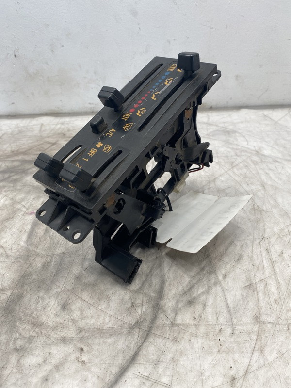 2006 Isuzu NPR Climate Control (718-11134)