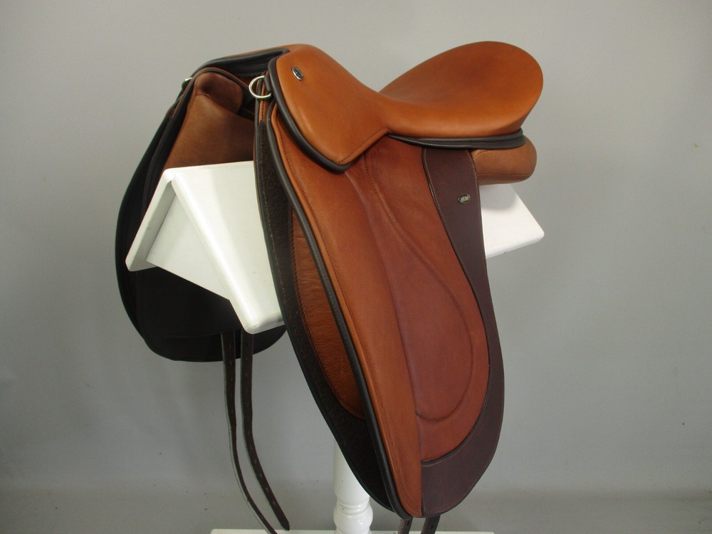 WOW Competitor Dressage Saddle Size 2/18" M
