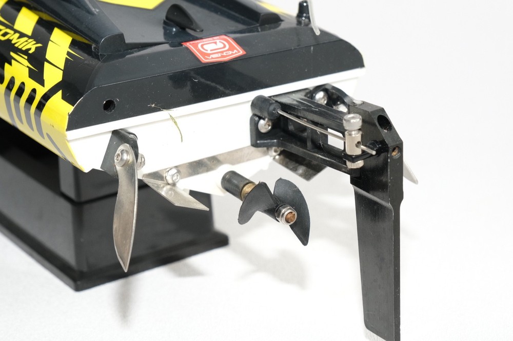 Atomik Barbwire 3 RC Boat Self-Righting
