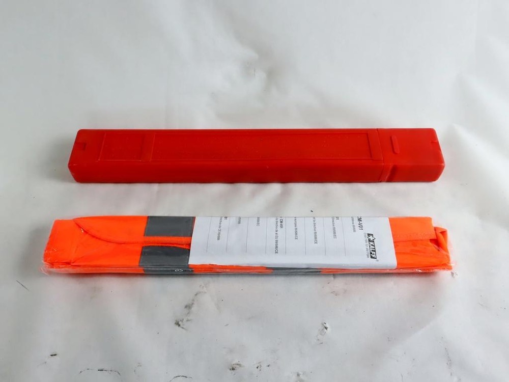 Warning triangle first aid and jacket reflector Volkswagen Golf 7