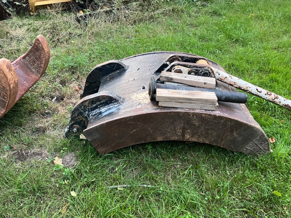 Demo grapple 225 cat excavator
