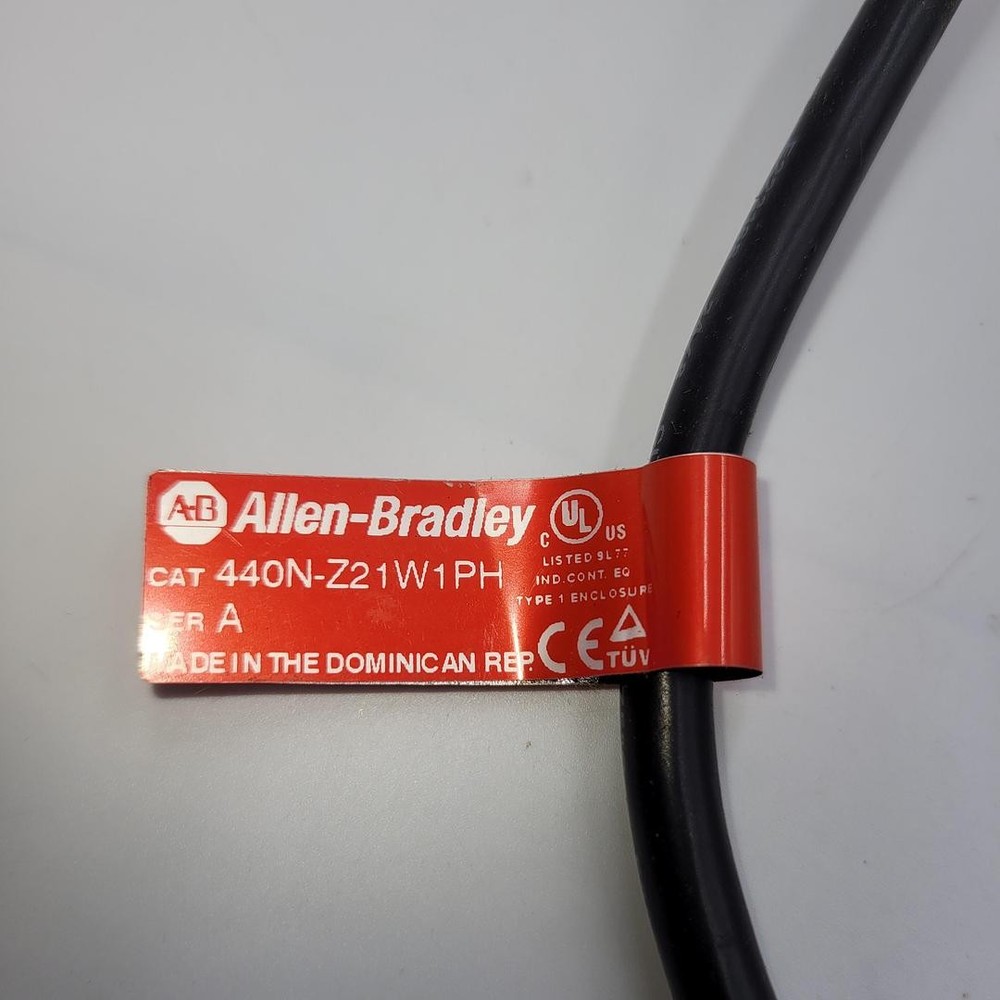 ALLEN BRADLEY 440N-Z21W1PH Non-Contact Interlock Switch, Magnetically Coded