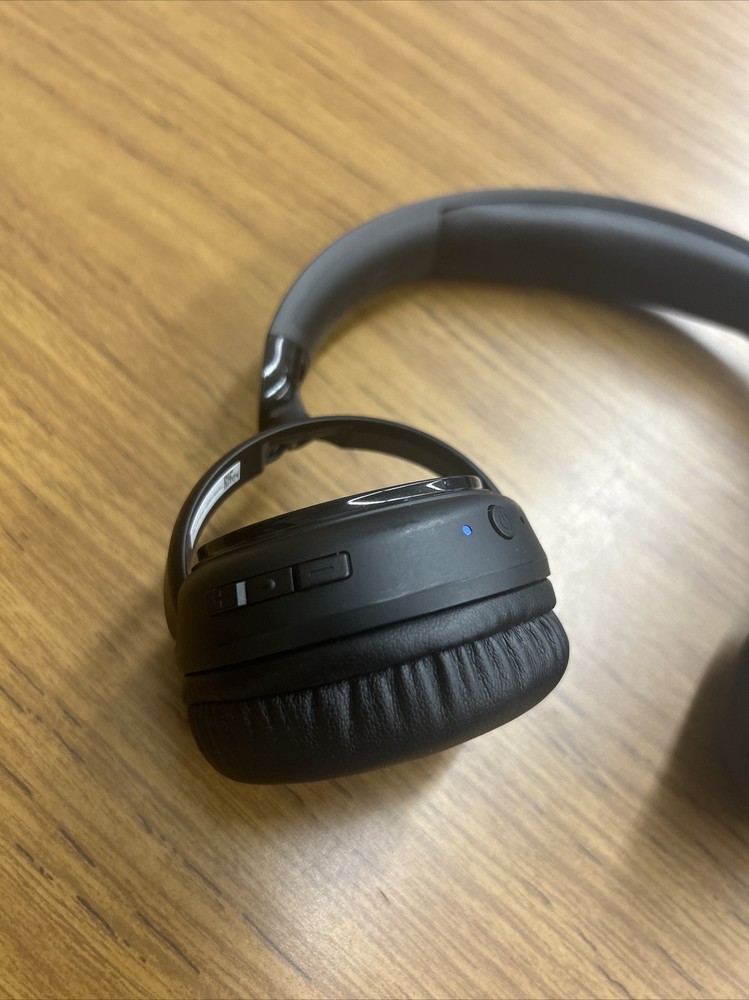 It’s a Bluetooth Wireless Headphone, With A Built Microphone Volume And Pause.