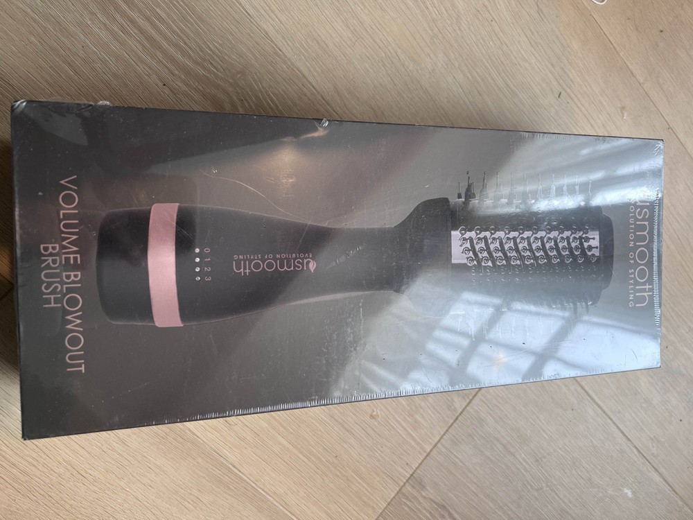 NIB Usmooth Volume Blowout Brush