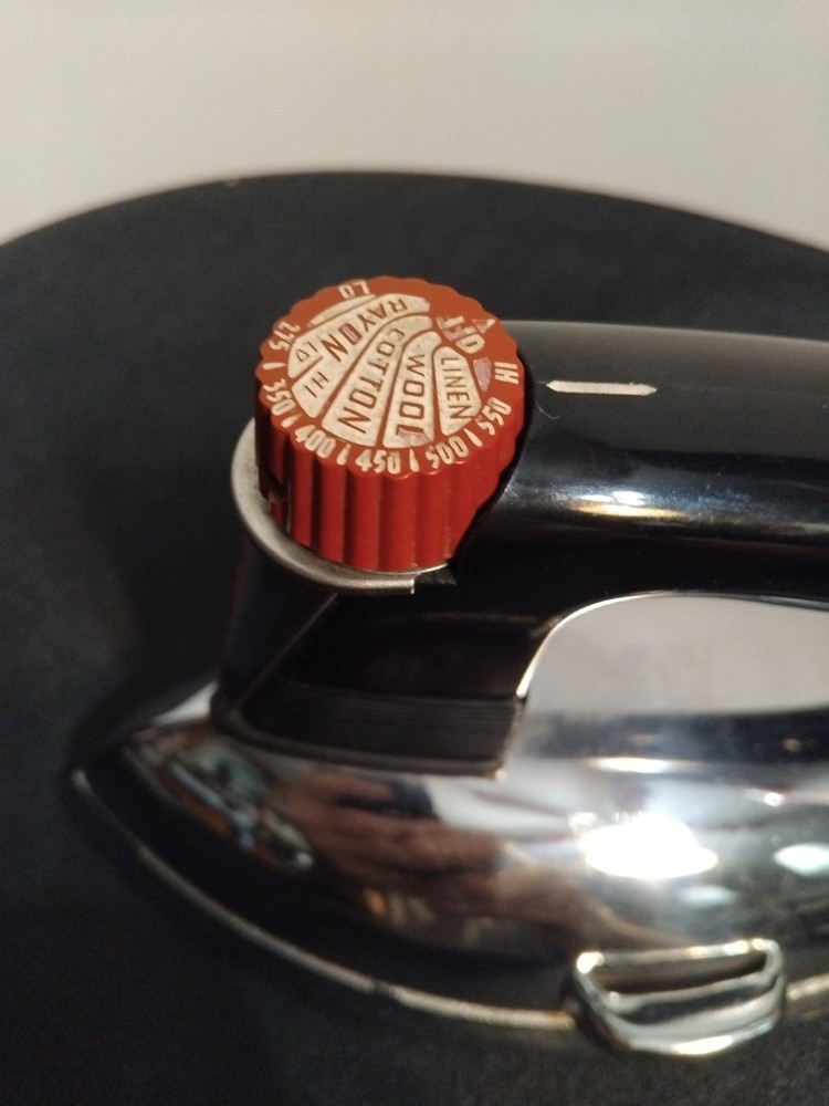 Antique General Mills Electric Iron No GM1BB.