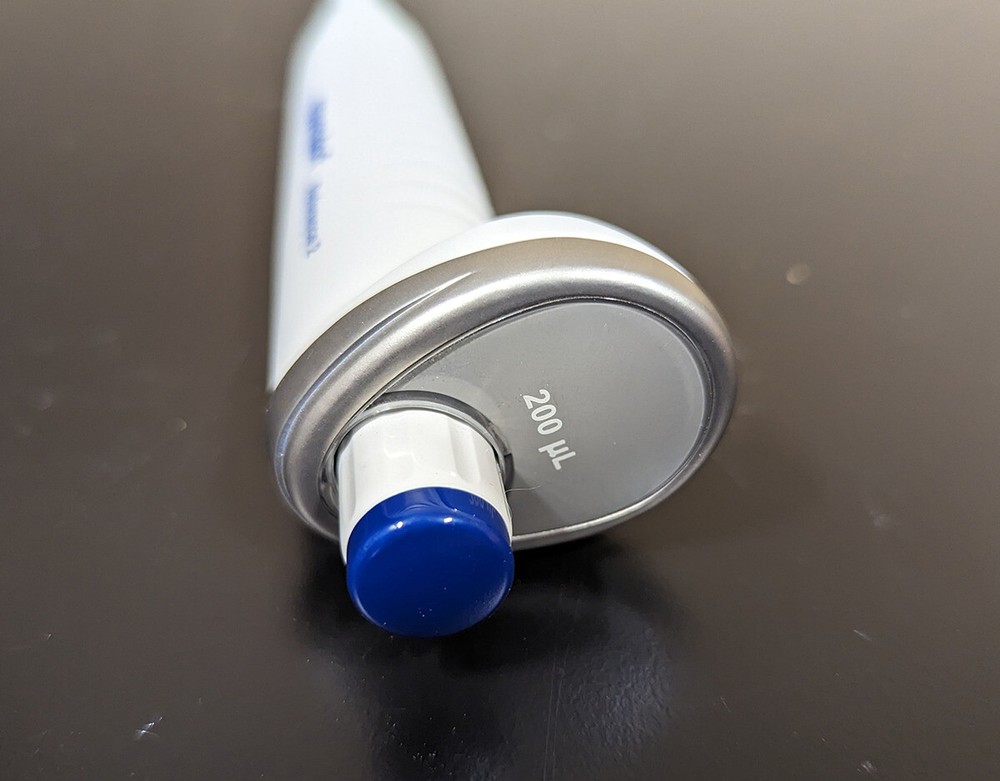 Eppendorf Reference 2 Pipette Fixed 200uL Blue 4925000120