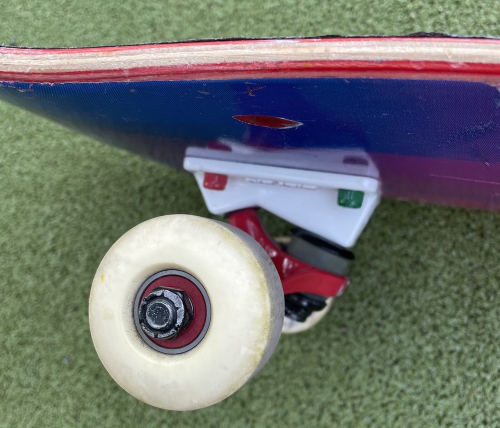 Mikemo Sponge Bob Skateboard Silver trucks & Bones