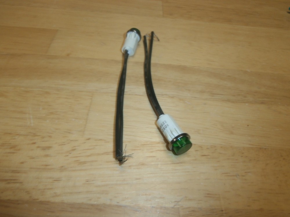 IDI 1052C5 GREEN 125 VOLT PANEL INDICATOR LAMP ASSEMBLY,NOS