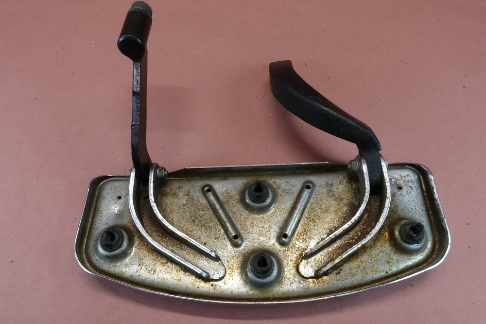 2000-2005 Harley Davidson Electra Glide FRONT RIGHT FOOT PEG BRACKET FOOT REST