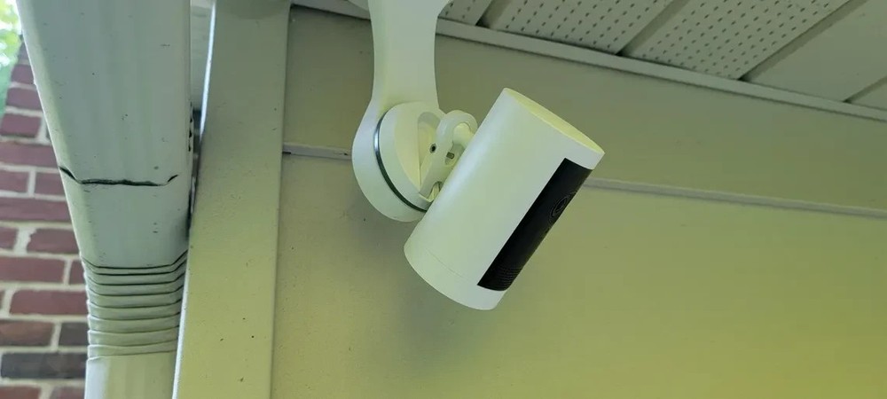 Ring Outdoor Cam Plus Multi-Use Mount Ceiling, Wall, under Eaves