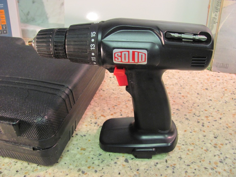 SOLID BRAND DRILL - NO BATTERY - W/ CASE AND BITS