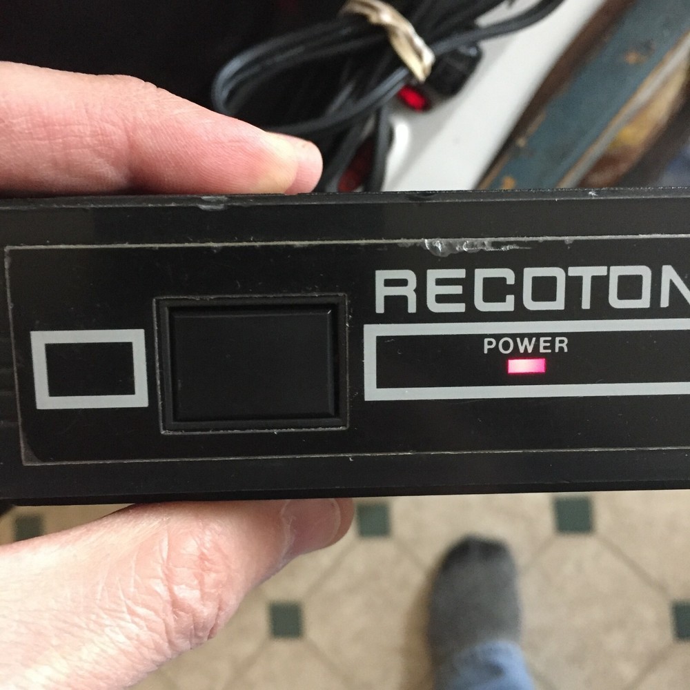 Vintage Schotz Technology RECOTON W100 Audio System Transmitter Box w/ cables