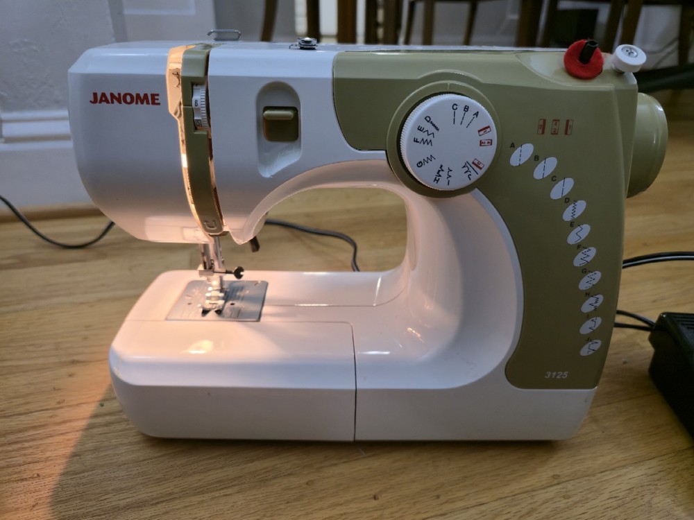 JANOME MODEL 3125 Sewing Machine Pedal Powers On READ!
