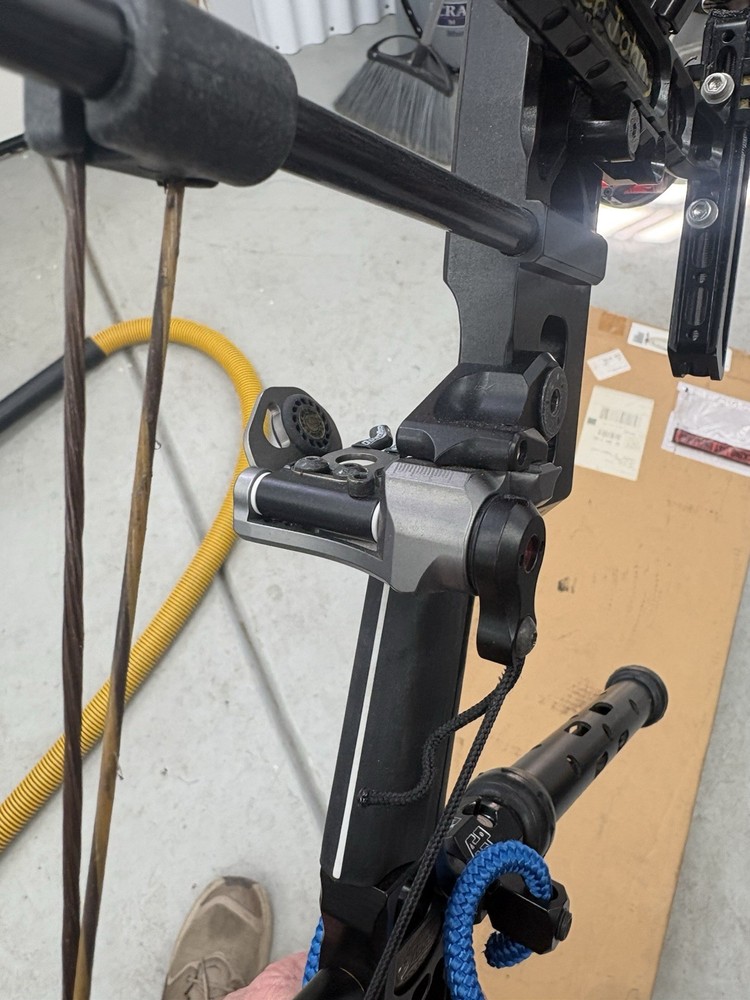 Mathews Triumph Target Compound Bow 65lbs 30in Black Right Hand