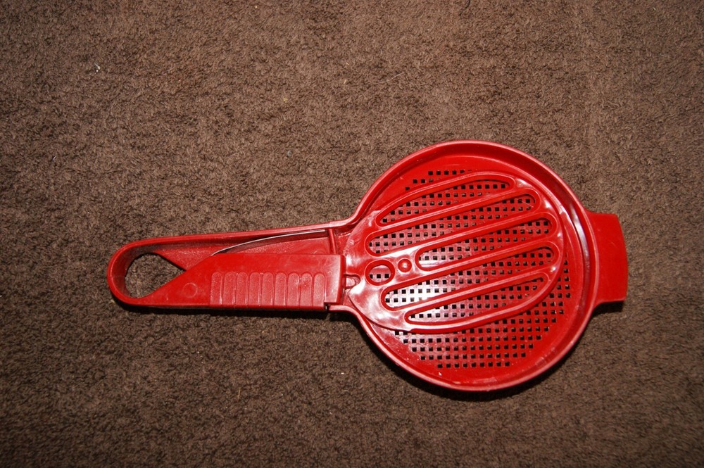 Tupperware Sifter Red Vintage #1689 Squeezable Handle Replacement Item