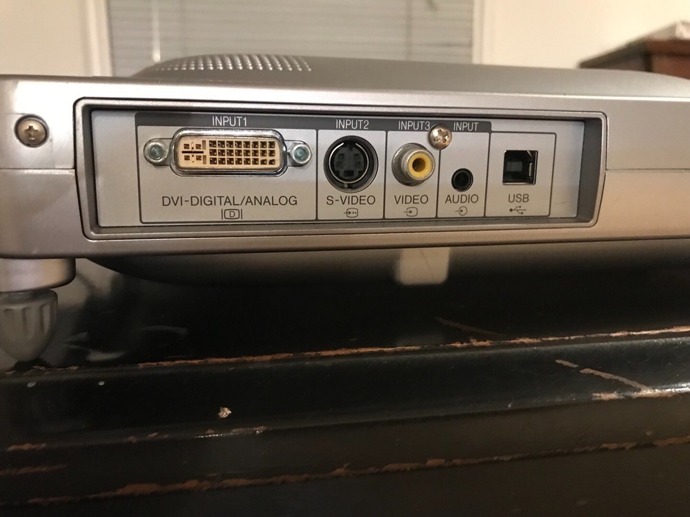 SHARP NOTEVISION M20X DIGITAL VIDEO PROJECTOR WITH REMOTE Control & cables