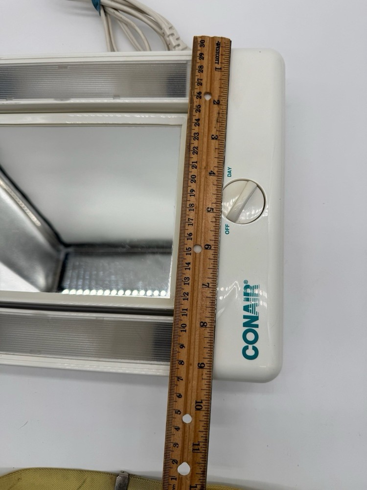 CONAIR 2-Sided Makeup Mirror, 4 Light Setting Incandescent Lighting TM8LX Tested
