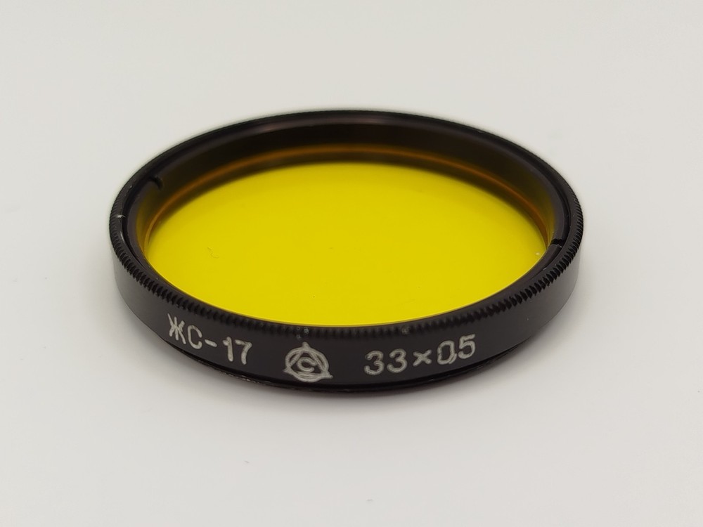 Eyepieces and light filters for microscopes