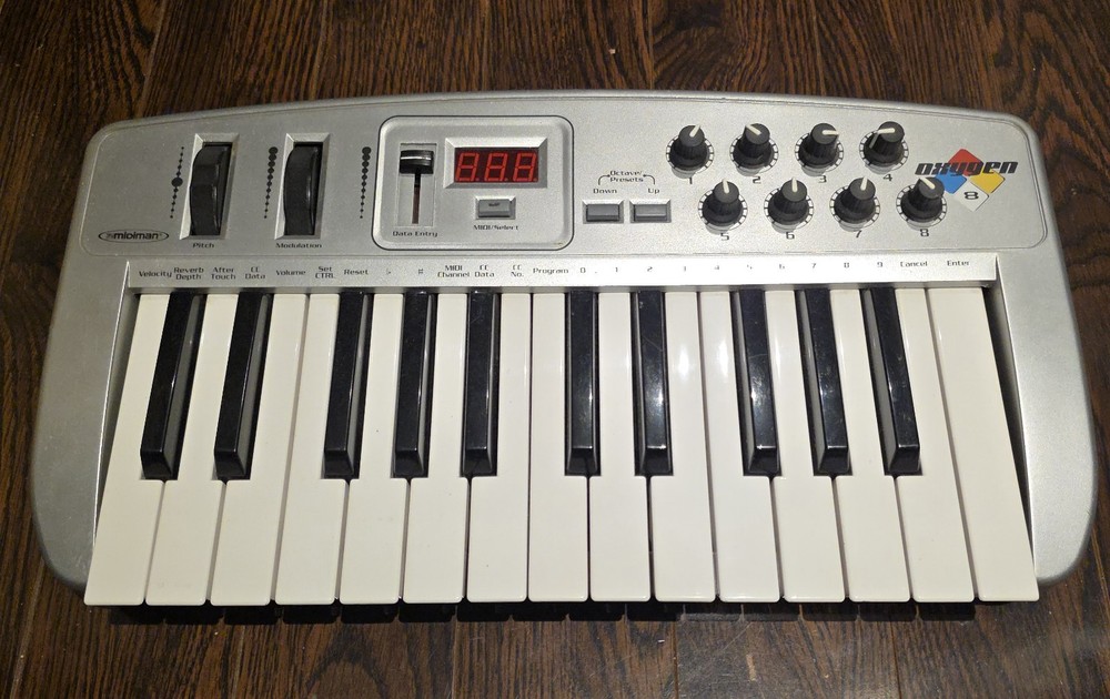 Midiman Oxygen 8 MIDI 25-Key M-Audio Mobile Two Octave Keyboard USB Controller