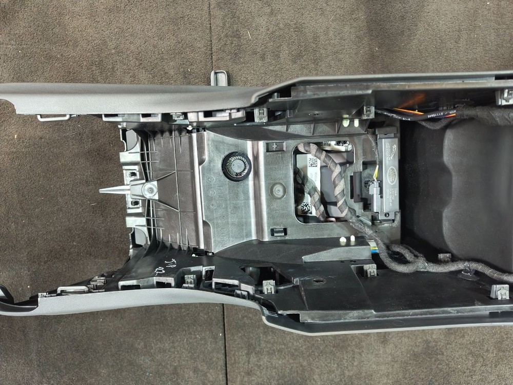 JAGUAR I-PACE X590 CENTRE CONSOLE WITH ARMREST