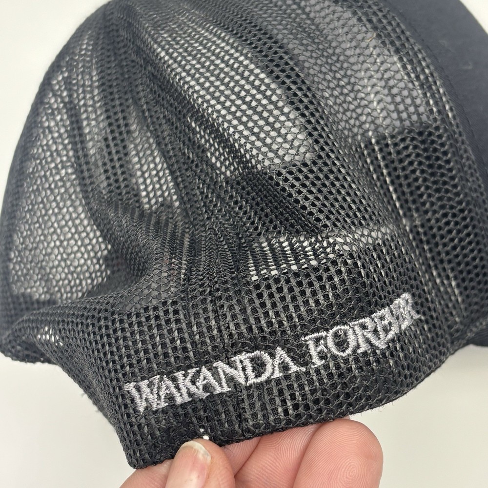 Wrap gift hat for Cast & Crew Marvel Studios Black Panther: Wakanda.