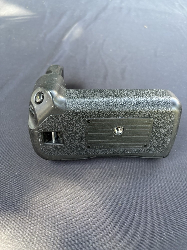 Canon BG-E7 Battery Grip ( missing battery compartment)