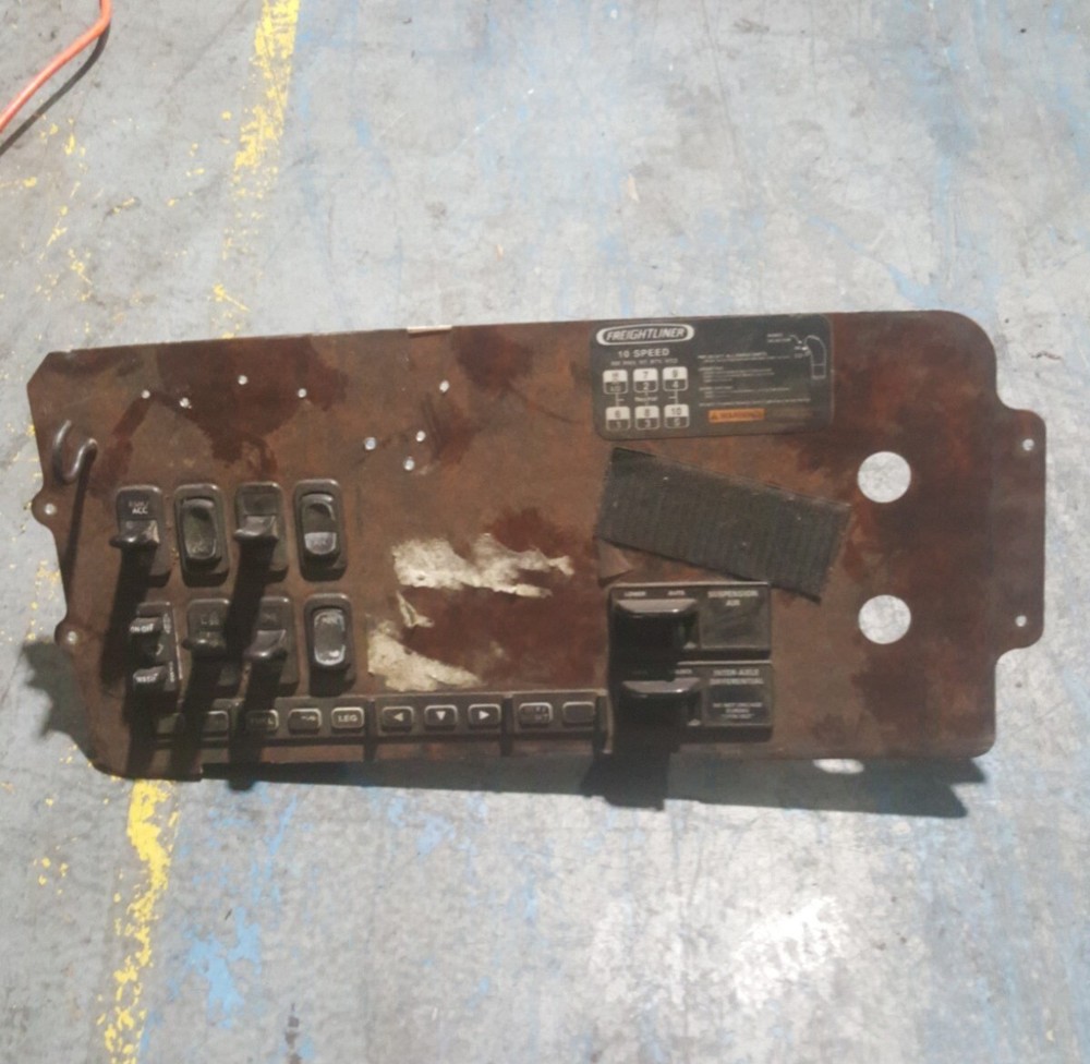 FREIGHTLINER DASHBOARD PANEL CLUSTER A06-40924-000 / N48735