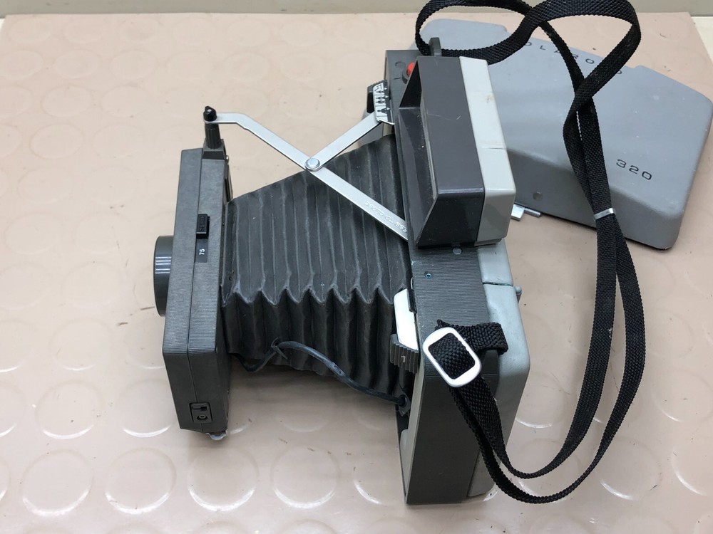 VINTAGE POLAROID 320 AUTOMATIC LAND CAMERA