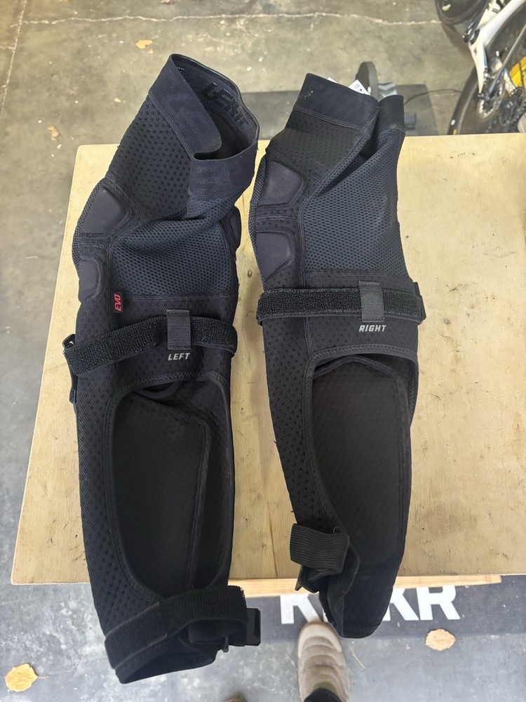 Leatt MTB Knee Guards Size Large Black Brand New